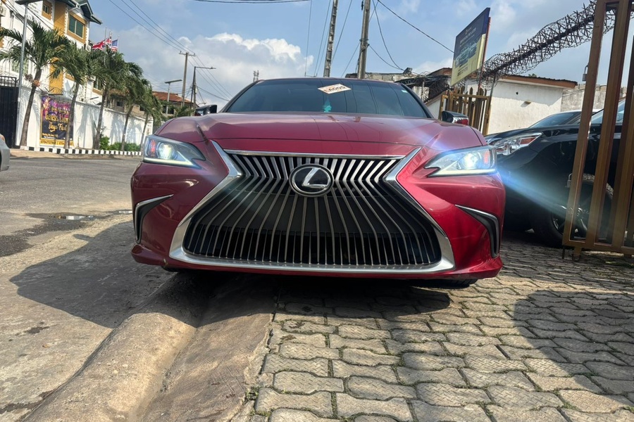 Foreign used Lexus E...
